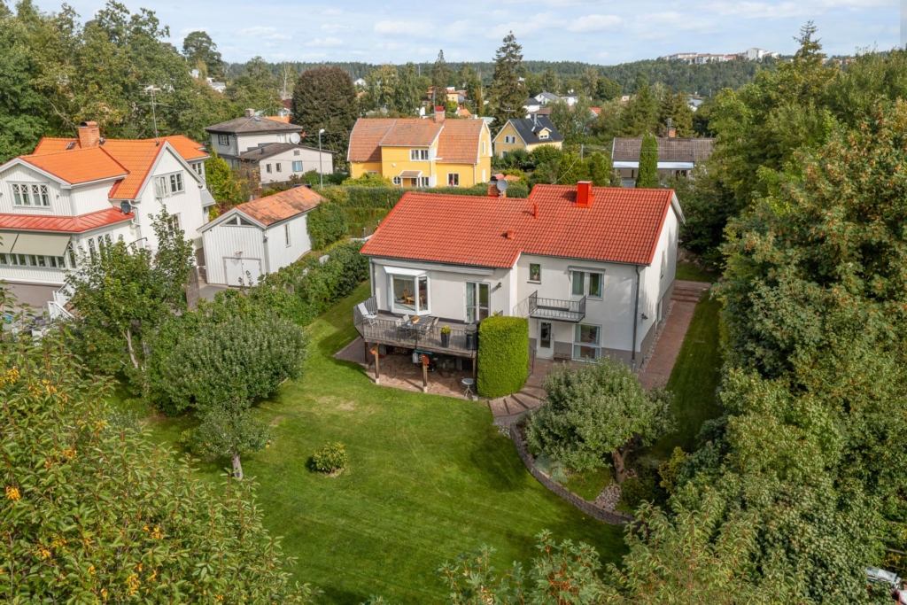 Välkommen till en rymlig villa med 1 400 kvm trädgårdstomt ett stenkast från Edsviken!