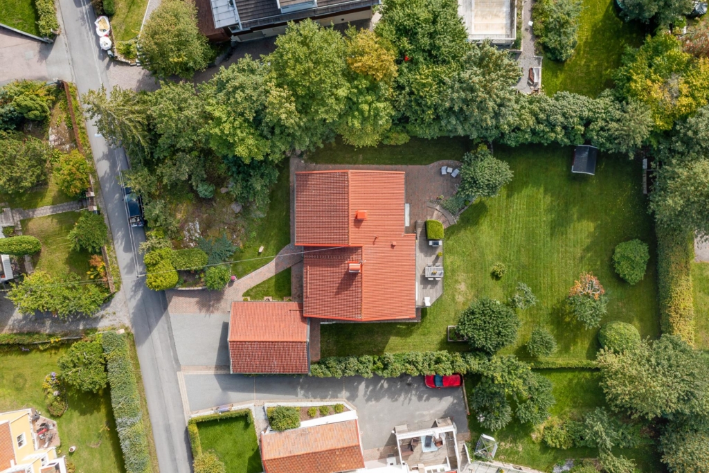 Välkommen till en rymlig villa med 1 400 kvm trädgårdstomt ett stenkast från Edsviken!