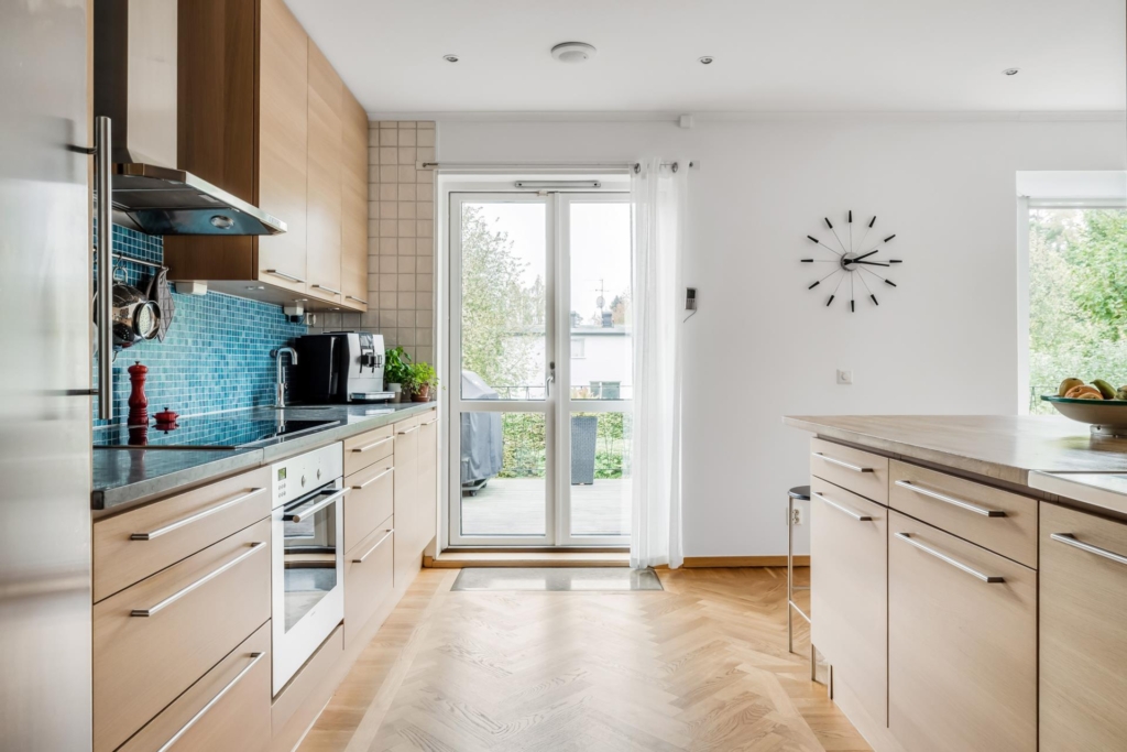 Välkommen till en rymlig villa med 1 400 kvm trädgårdstomt ett stenkast från Edsviken!