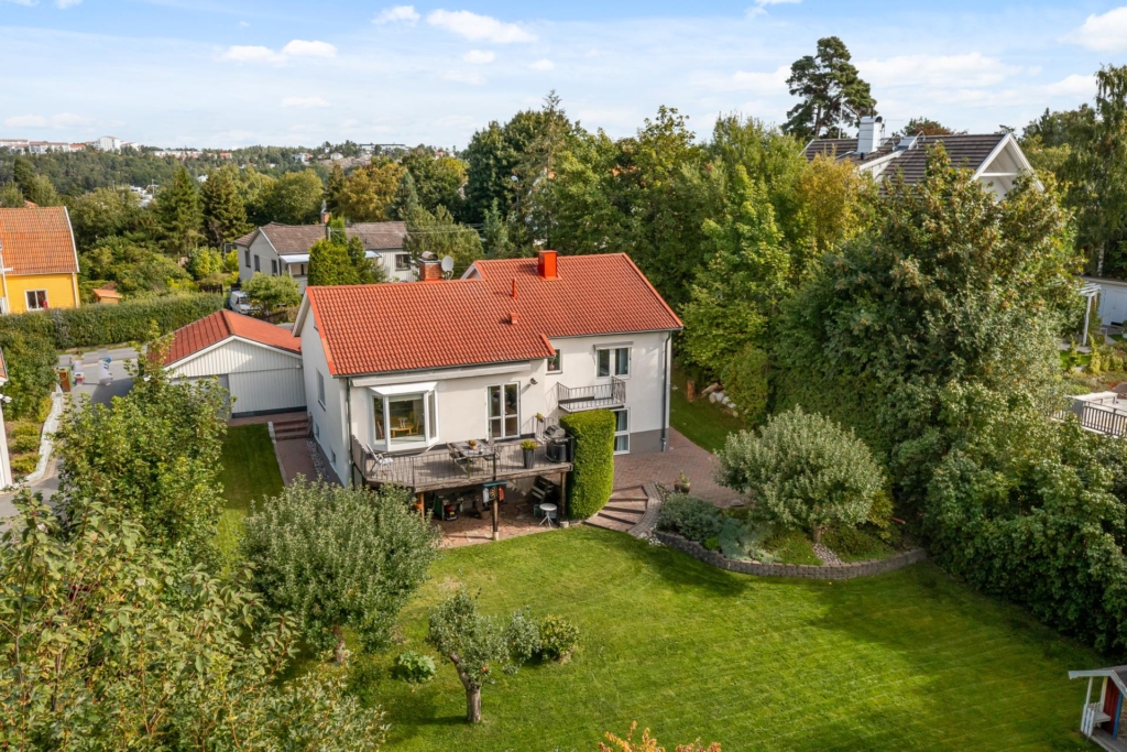 Välkommen till en rymlig villa med 1 400 kvm trädgårdstomt ett stenkast från Edsviken!