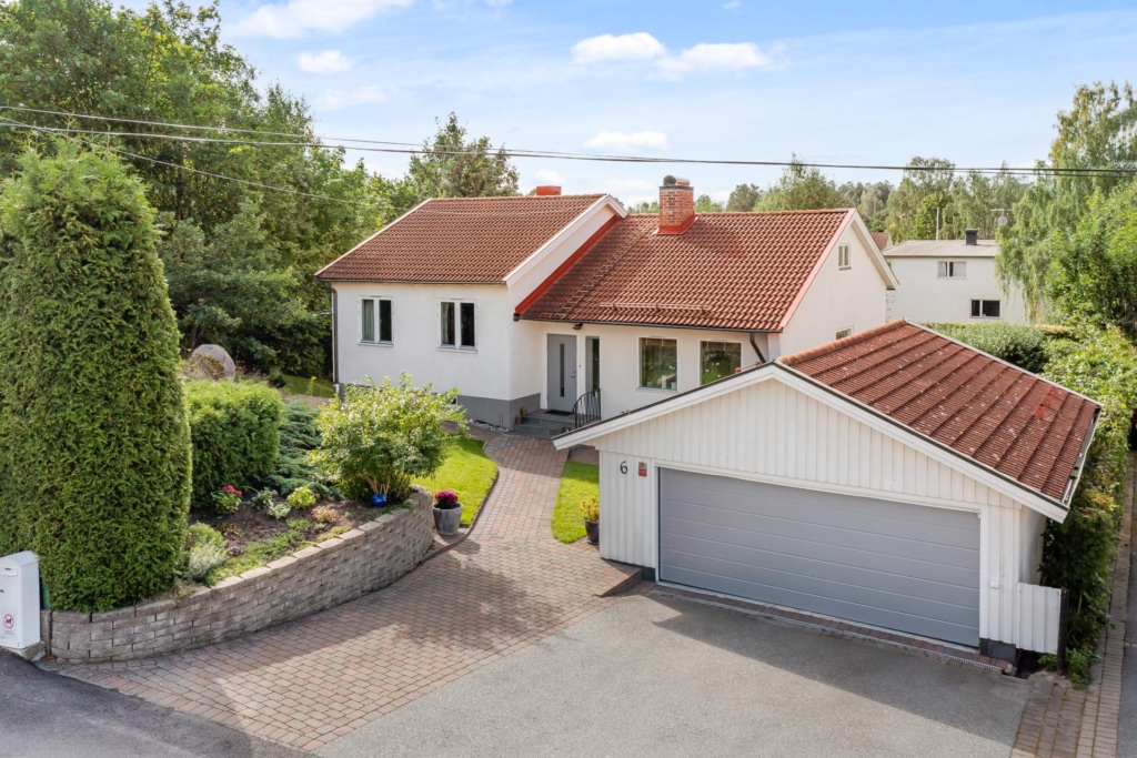 Välkommen till en rymlig villa med 1 400 kvm trädgårdstomt ett stenkast från Edsviken!