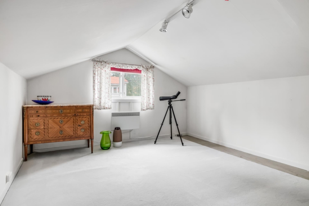 Välkommen till en rymlig villa med 1 400 kvm trädgårdstomt ett stenkast från Edsviken!