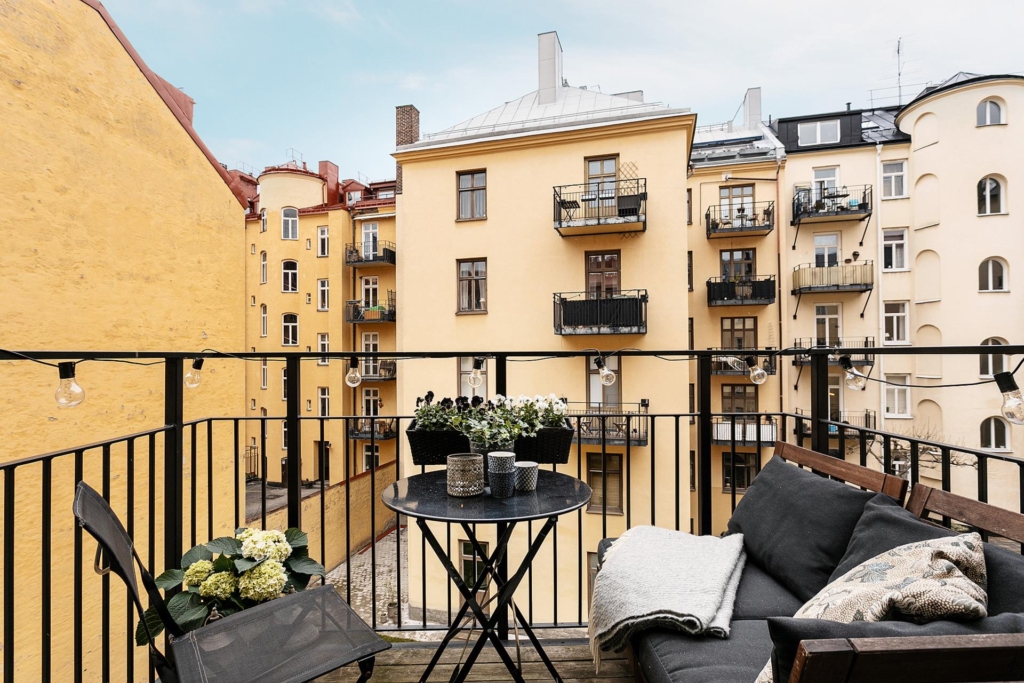 Solig balkong med rofyllt läge i underbara Vasastan