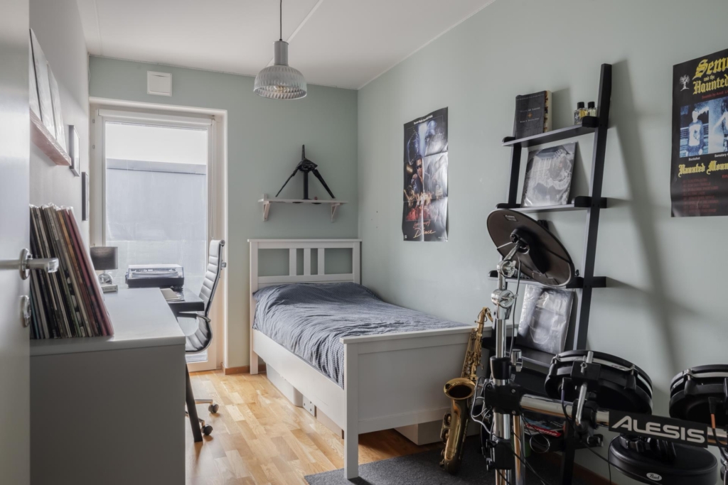 Etagevåning med fritt läge och fin utsikt över vattnet!