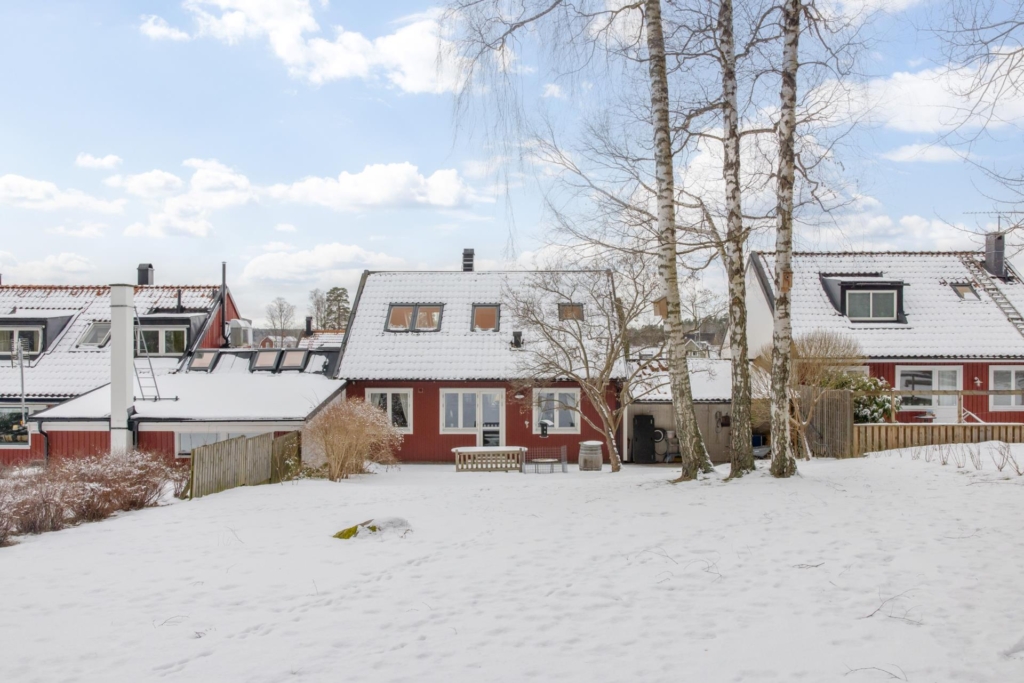 Populärt kedjehus i Ella Gård. Helt lugnt läge och skogen som granne