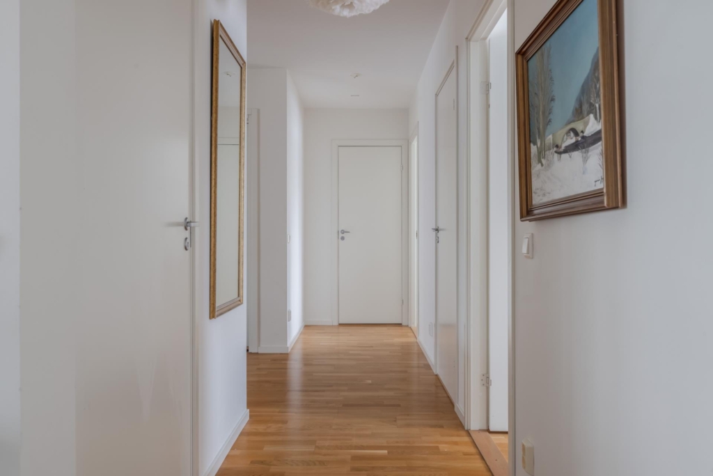 Ljus familjefyra med två balkonger i barnvänliga Silverdal.