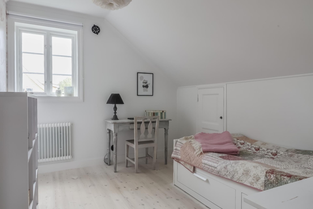 Charmig och välrenoverad villa i 20-tals stil, med påkostade materialval och ett fantastiskt läge!