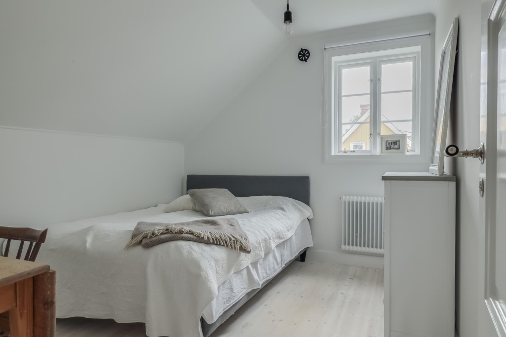 Charmig och välrenoverad villa i 20-tals stil, med påkostade materialval och ett fantastiskt läge!