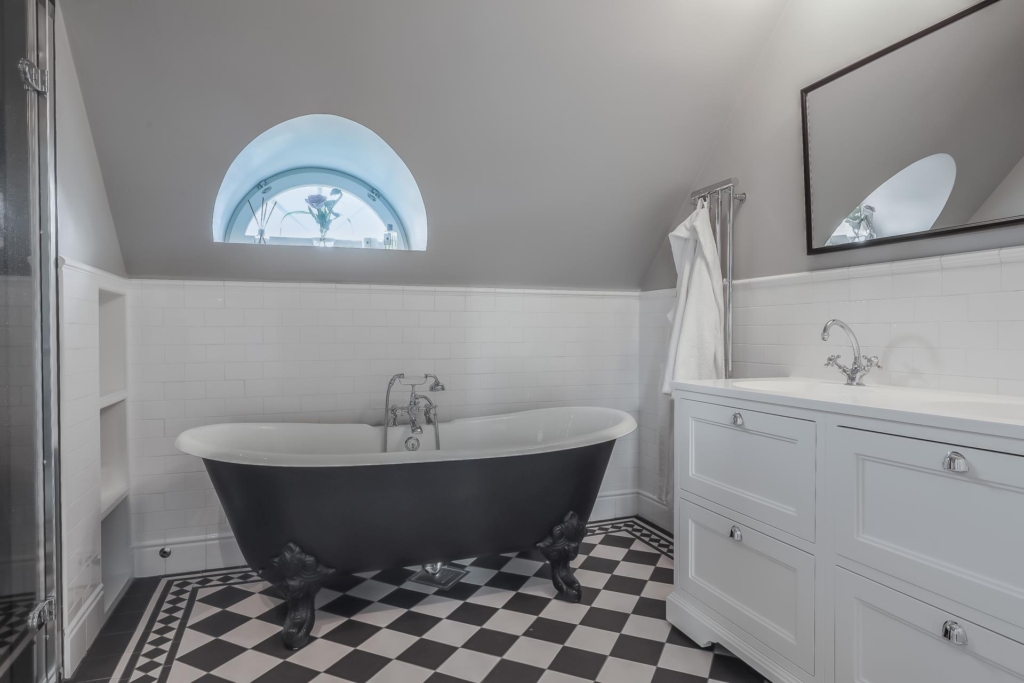 Charmig och välrenoverad villa i 20-tals stil, med påkostade materialval och ett fantastiskt läge!