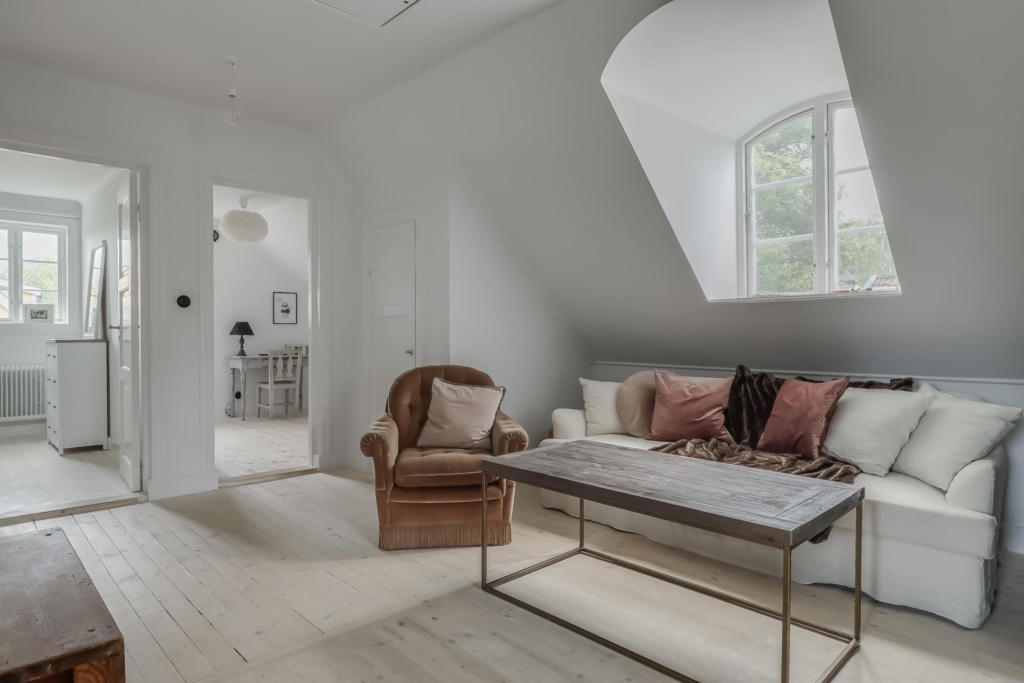 Charmig och välrenoverad villa i 20-tals stil, med påkostade materialval och ett fantastiskt läge!