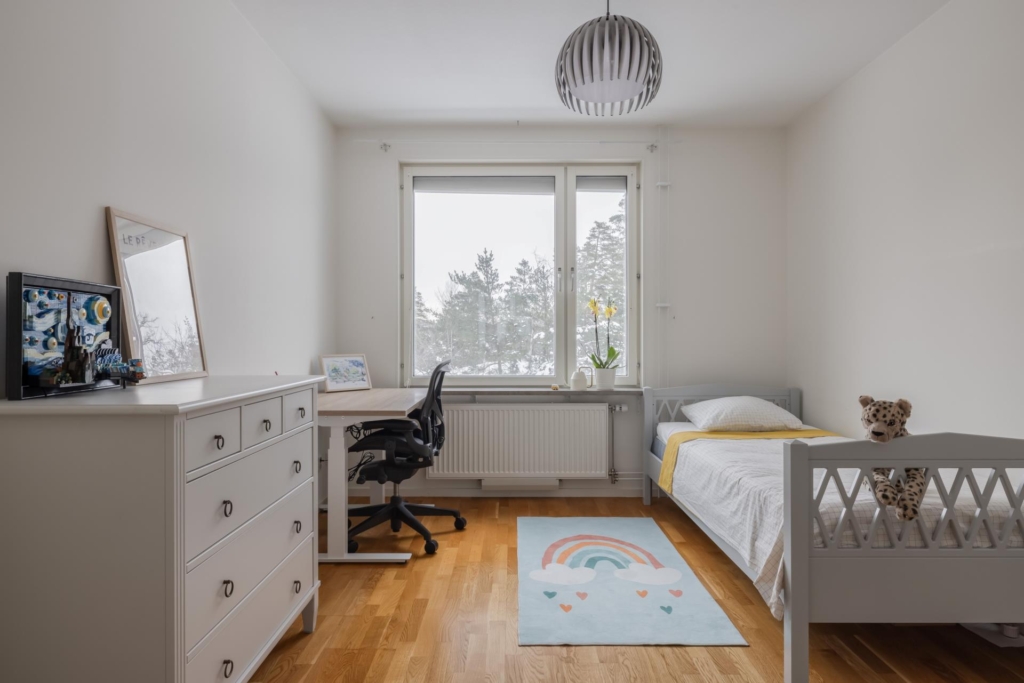 Ljus familjefyra med två balkonger i barnvänliga Silverdal.