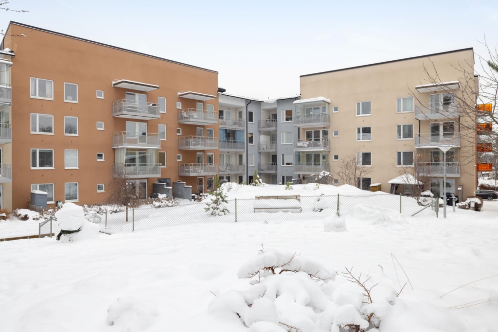 Ljus familjefyra med två balkonger i barnvänliga Silverdal.