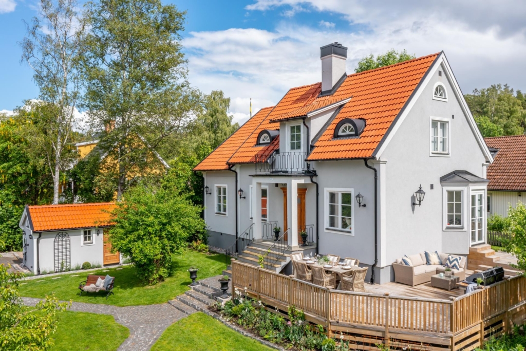 Charmig och välrenoverad villa i 20-tals stil, med påkostade materialval och ett fantastiskt läge!
