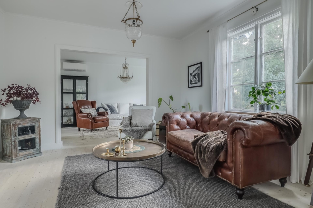 Charmig och välrenoverad villa i 20-tals stil, med påkostade materialval och ett fantastiskt läge!