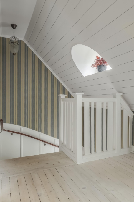 Charmig och välrenoverad villa i 20-tals stil, med påkostade materialval och ett fantastiskt läge!