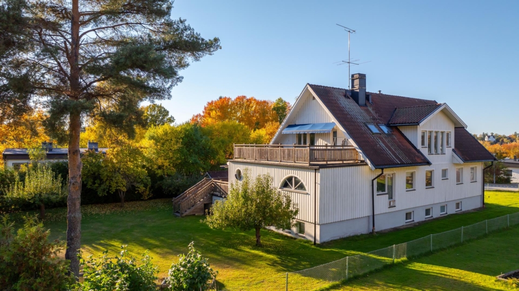 Villa med fantastiska utrymmen! Plats för generationsboende, uthyrningsdel och/eller egen verksamhet