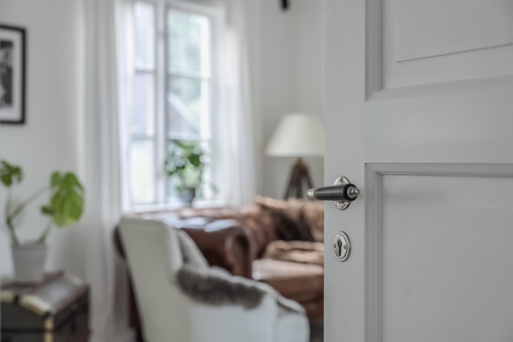 Charmig och välrenoverad villa i 20-tals stil, med påkostade materialval och ett fantastiskt läge!
