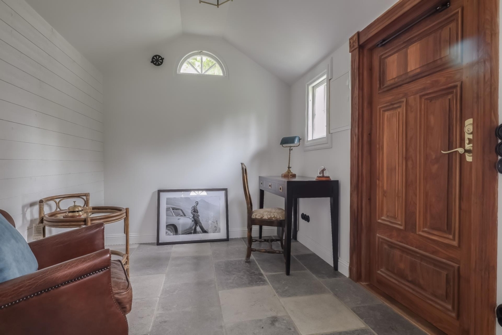 Charmig och välrenoverad villa i 20-tals stil, med påkostade materialval och ett fantastiskt läge!