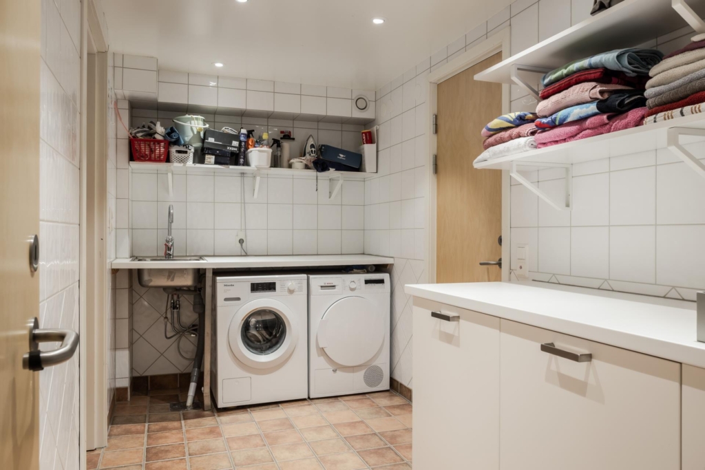 Villa med fantastiska utrymmen! Plats för generationsboende, uthyrningsdel och/eller egen verksamhet