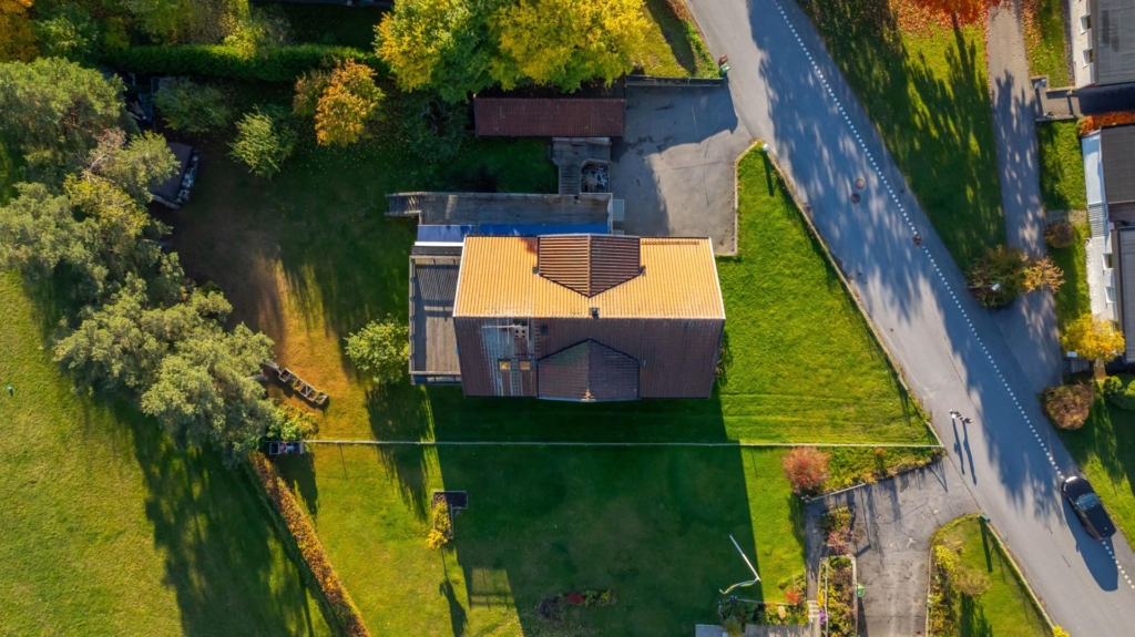 Villa med fantastiska utrymmen! Plats för generationsboende, uthyrningsdel och/eller egen verksamhet