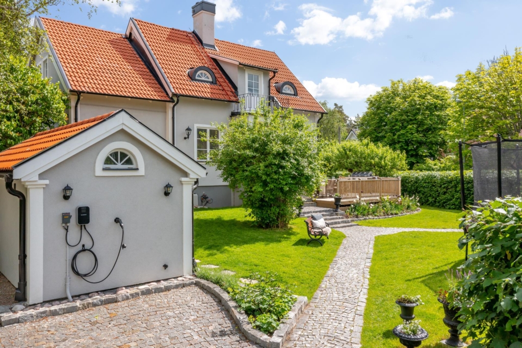 Charmig och välrenoverad villa i 20-tals stil, med påkostade materialval och ett fantastiskt läge!