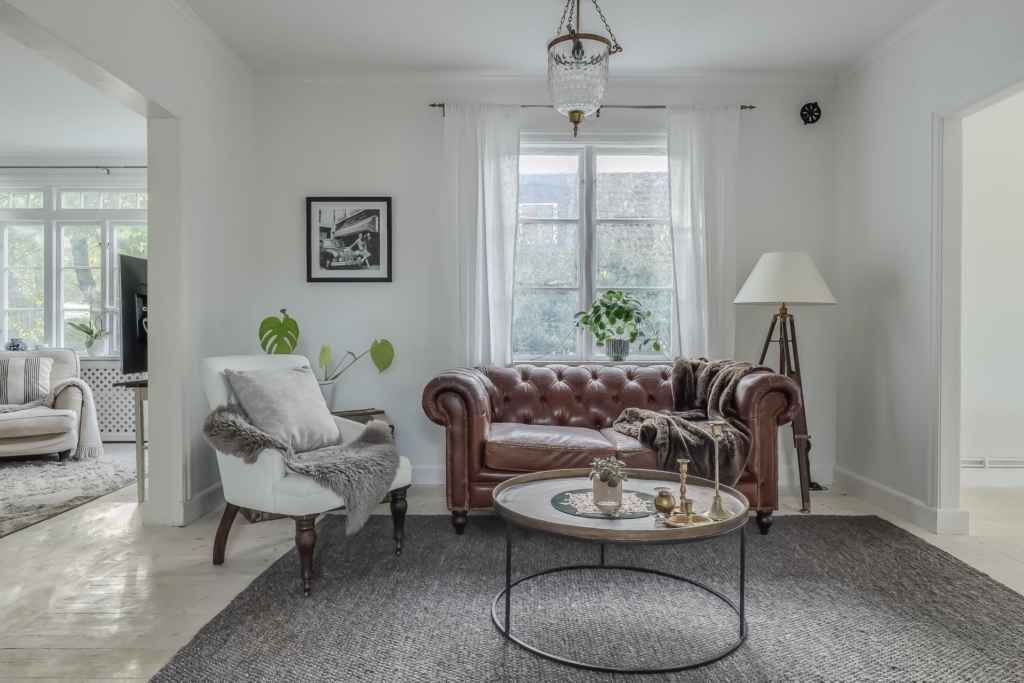Charmig och välrenoverad villa i 20-tals stil, med påkostade materialval och ett fantastiskt läge!
