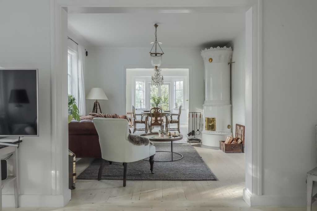 Charmig och välrenoverad villa i 20-tals stil, med påkostade materialval och ett fantastiskt läge!