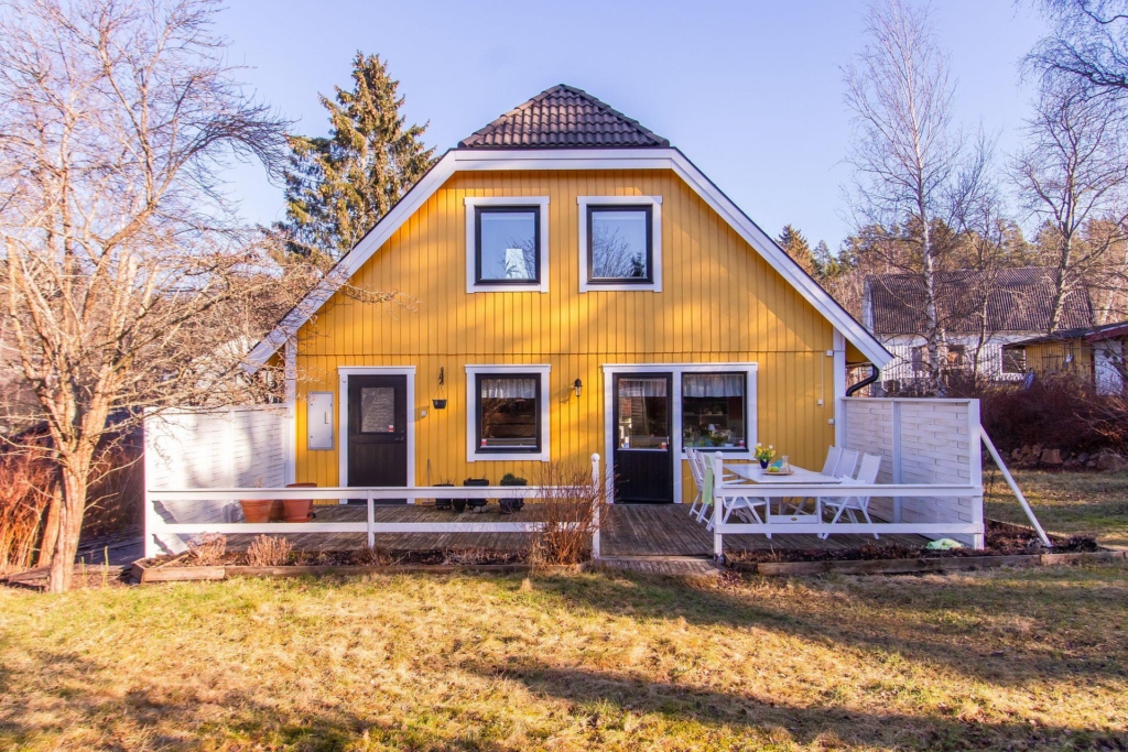 Välbyggd villa 7 rum med insynsskyddad trädgård