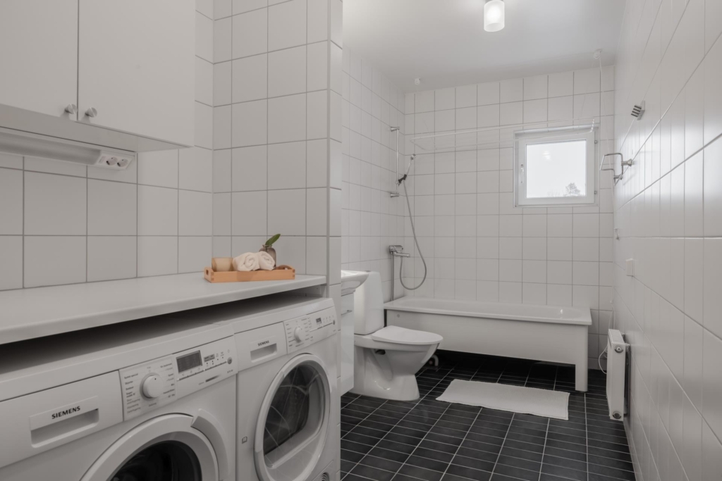 Ljus familjefyra med två balkonger i barnvänliga Silverdal.