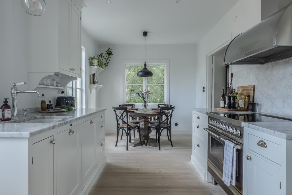Charmig och välrenoverad villa i 20-tals stil, med påkostade materialval och ett fantastiskt läge!