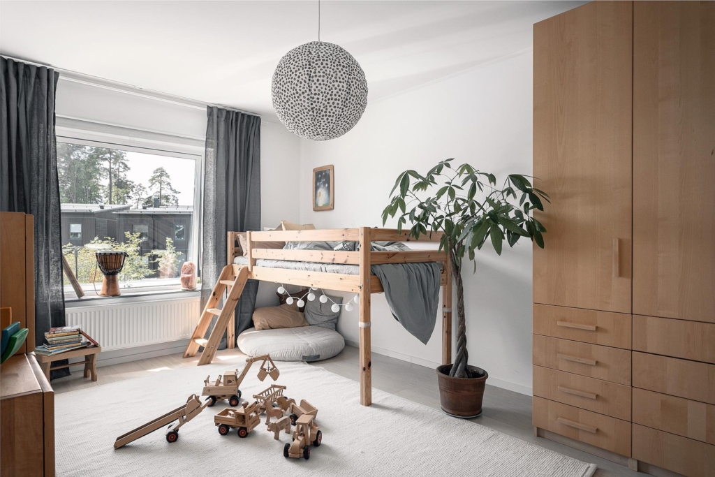 Magiskt vackert hem intill skogsområde, vatten och stad.
