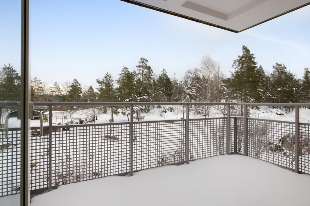 Ljus familjefyra med två balkonger i barnvänliga Silverdal.