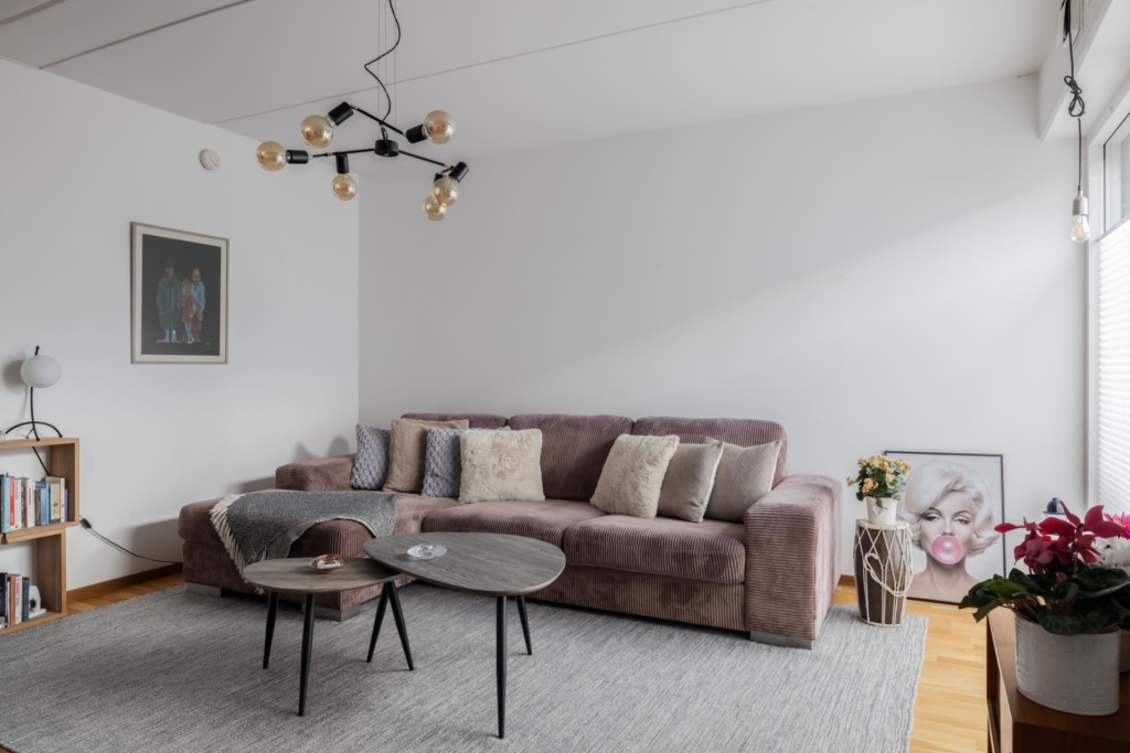 Etagevåning med fritt läge och fin utsikt över vattnet!