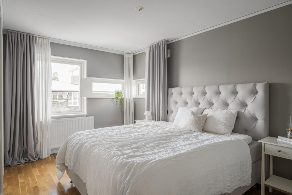 Ljus och luftig villa om 175 kvm med högt läge, stor solterrass om 30 kvm och utsikt över Edsviken!