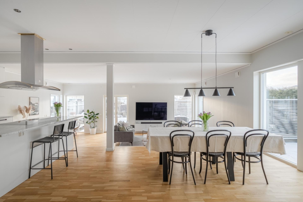 Ljus och luftig villa om 175 kvm med högt läge, stor solterrass om 30 kvm och utsikt över Edsviken!