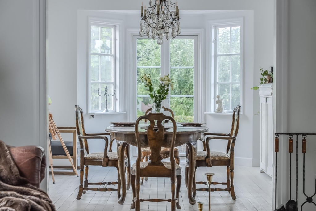Charmig och välrenoverad villa i 20-tals stil, med påkostade materialval och ett fantastiskt läge!