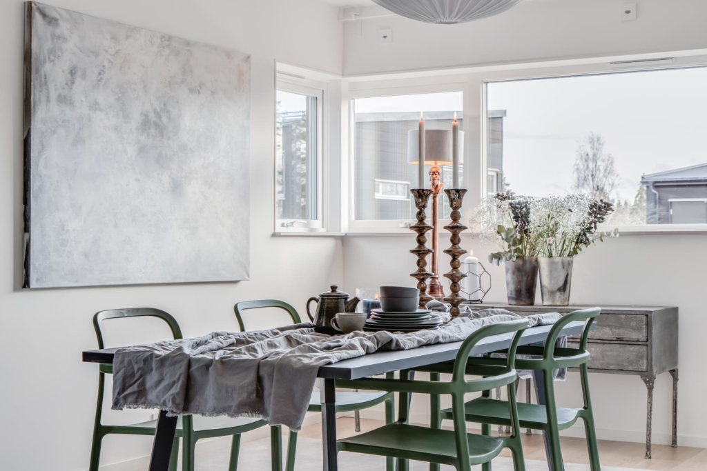 Nyproducerad villa i Svinninge, med påkostad interiör och utsökt läge.