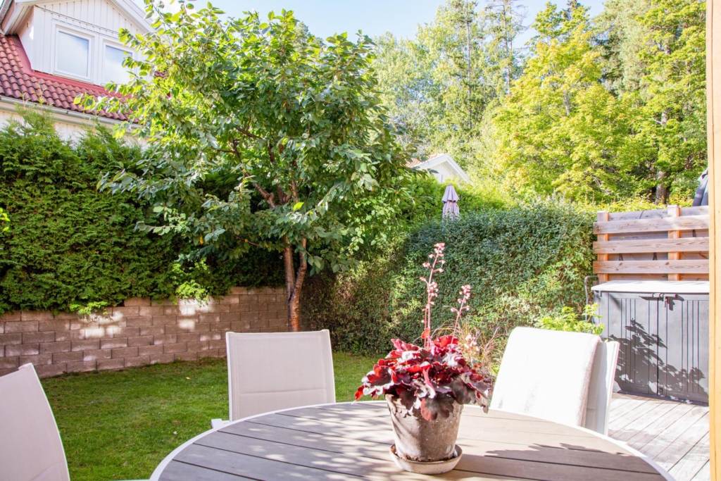 Unikt ljusflöde och rymd – radhus med braskamin och bästa solläge.