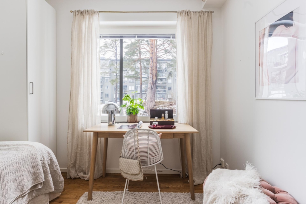 Välkommen till denna fina 3:a med eftertraktat gavelläge!