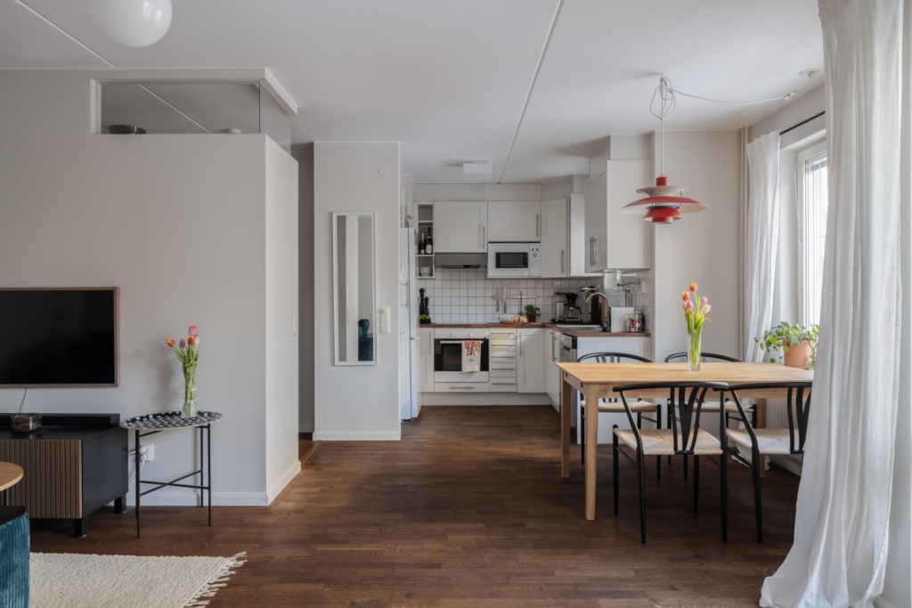 Hörnlägenhet med öppen planlösning och två balkonger.