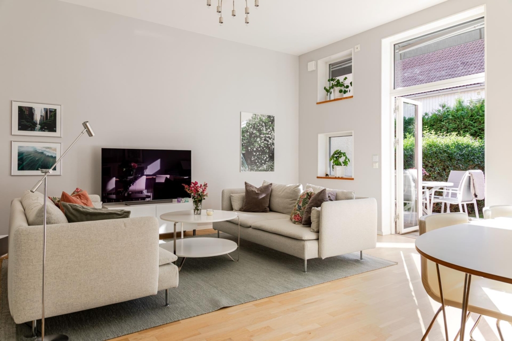 Unikt ljusflöde och rymd – radhus med braskamin och bästa solläge.