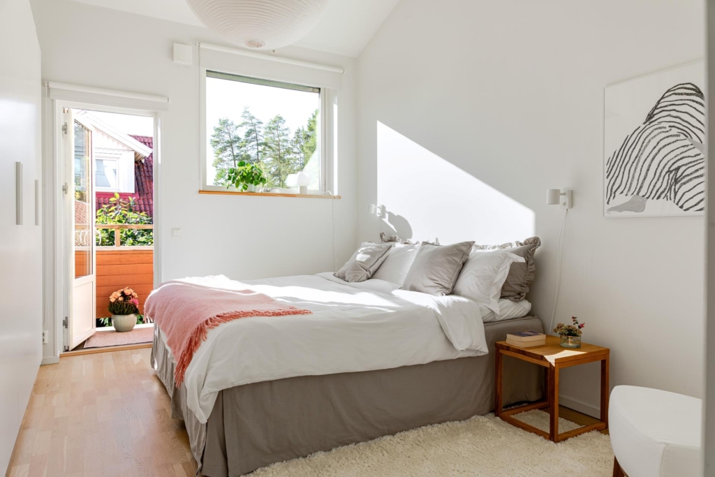 Unikt ljusflöde och rymd – radhus med braskamin och bästa solläge.