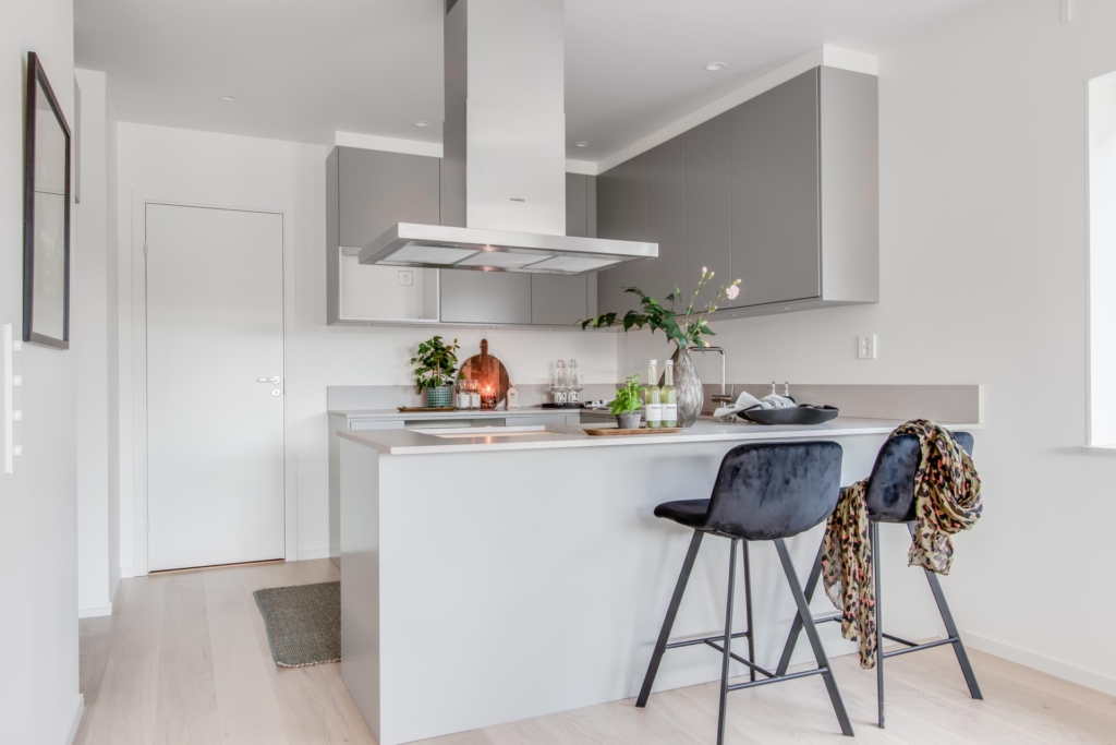 Nyproducerad villa i Svinninge, med påkostad interiör och utsökt läge.