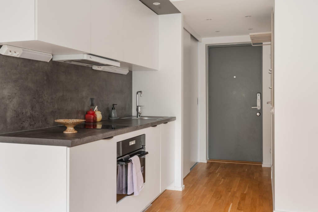 Högst upp i huset med balkong i söderläge och insynsskyddad utsikt – fri andrahandsuthyrning!