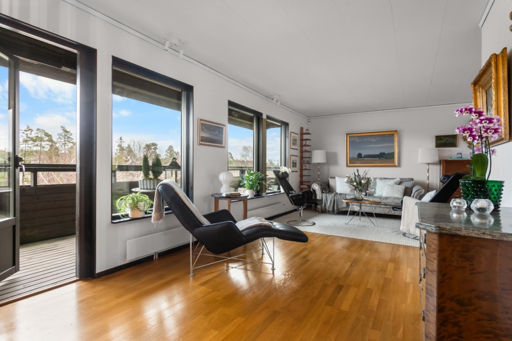 Villa på ca 170 + 34 kvm. Kök, vardags- och matrum på ca 60 kvm. Stort allrum, 5 sovrum och 2 badrum