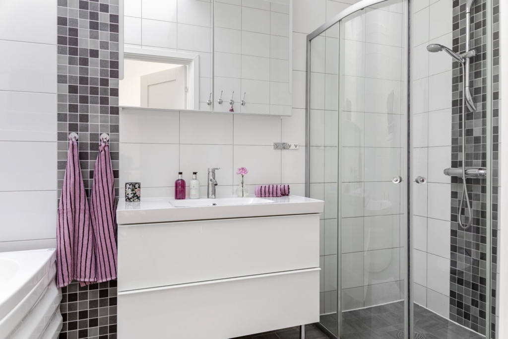 Unikt ljusflöde och rymd – radhus med braskamin och bästa solläge.