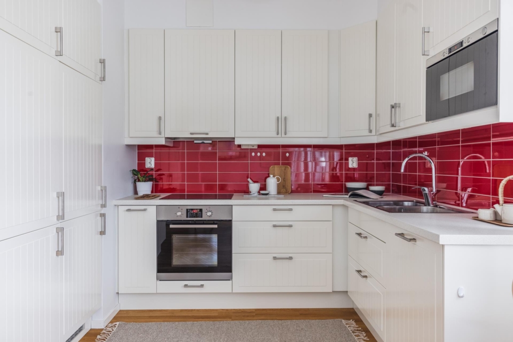 Välkommen till denna fina 3:a med eftertraktat gavelläge!