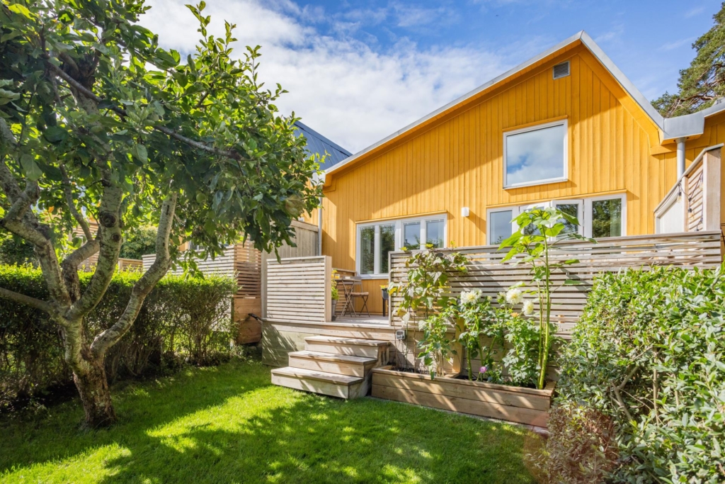 Unik radhustvåa med två uteplatser och trädgård i attraktiva Anneberg!