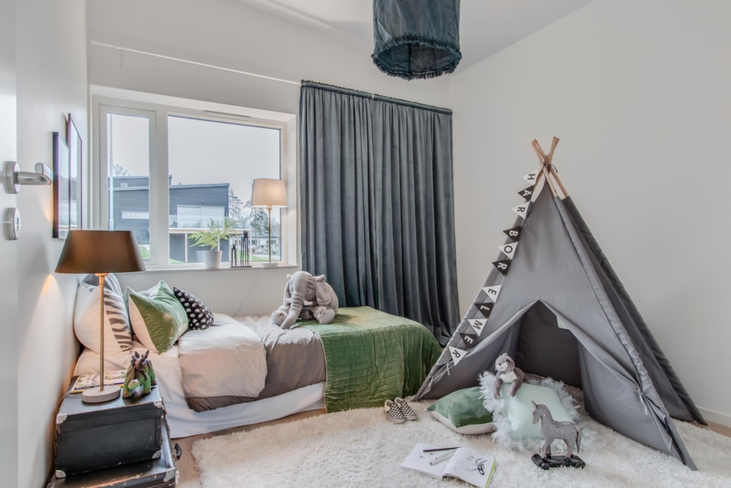 Nyproducerad villa i Svinninge, med påkostad interiör och utsökt läge.