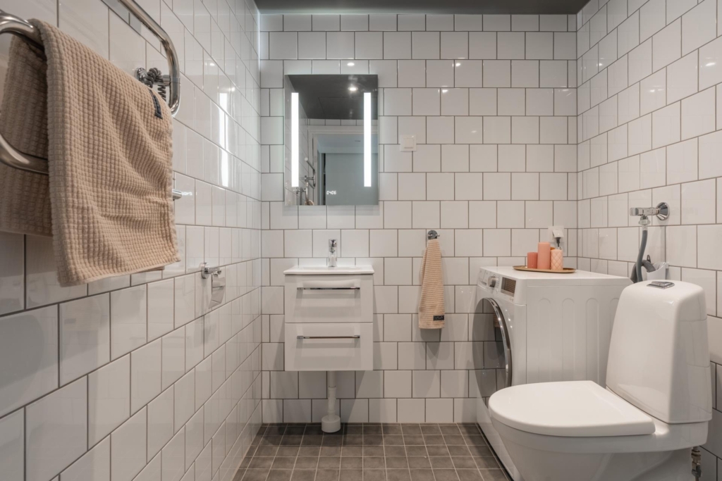 Högst upp i huset med balkong i söderläge och insynsskyddad utsikt – fri andrahandsuthyrning!